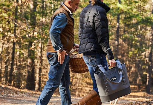 https://stackend.shop/cdn/shop/products/Camino_Carryall_20_Bags_Product_Overview_Multiple_Ways_To_Carry_Image_Lifestyle-1x.jpg?v=1677145505&width=1445